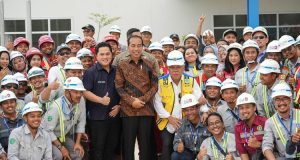 Presiden Joko Widodo bersama Menteri BUMN Erick Thohir meninjau pembangunan jalan tol kolaborasi kementerian PU dan beberapa BUMN di IKN.(Foto: Twitter Pribadi)